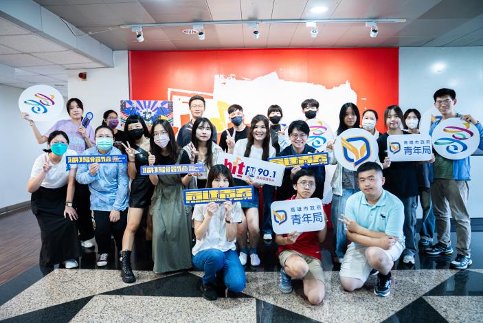 5.青年局長林楷軒（第二排左四）帶領學員體驗高屏廣播電台職場實務，並從中發掘未來職涯的發展方向。