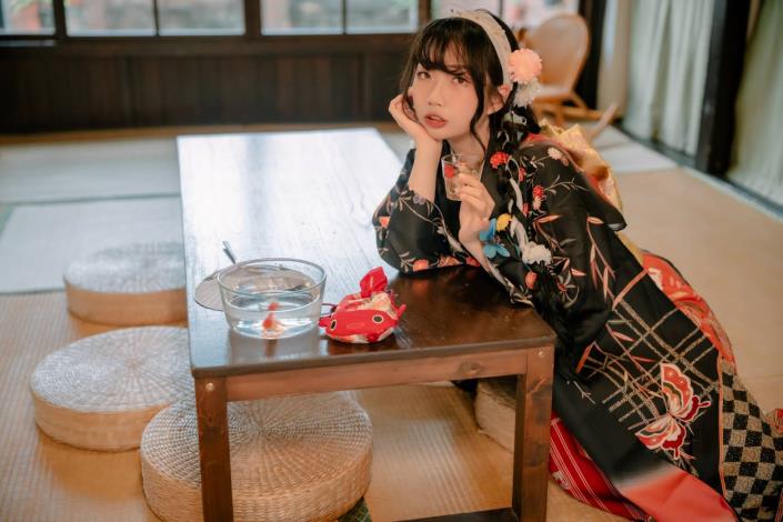 《行銷大師養成計畫》學員Sandy身兼模特兒與自媒體工作者，擁有豐富的內容創作與多平台經營經驗，專精於保養、美妝、醫美、美食、旅遊等領域合作。透過參與本課程並成功考取「新媒體行銷管理師認證」後，獲邀擔任手機攝影講師，將數位行銷實戰經驗傳授他人，成為開啟職涯新機會的重要轉捩點。