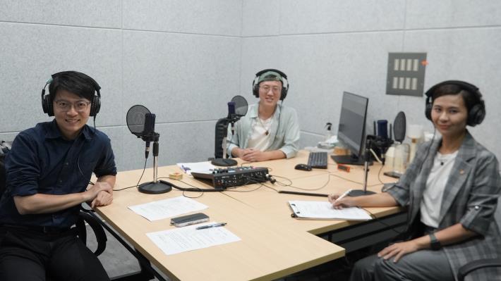 「K-TV高雄新媒體人才培育中心」提供專業的 Podcast 錄音室與攝影器材，讓「行銷大師養成計畫」學員能親自實作，全面強化實戰經驗與內容創作力。圖為高雄市政府青年局林楷軒局長(左1)受邀參與 Podcast 節目錄製。