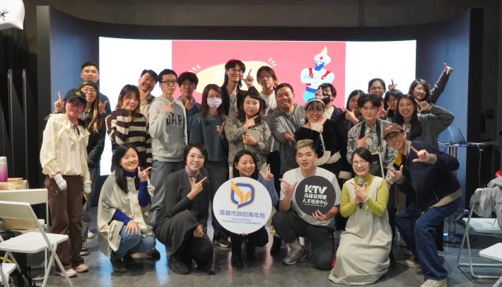 K-TV高雄新媒體人才培育中心每年皆舉辦「學員回娘家」小聚活動，讓畢業學員持續交流、拓展人脈。圖為第四屆課程講師「沒有營養的生活智慧王」與SoundOn資深業務經理樊紹平，於小聚中分別從創作者與品牌端角度，分享商業合作的實戰經驗。