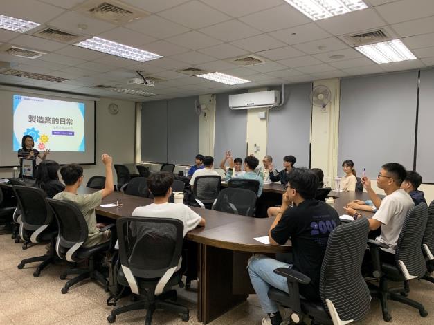 圖2.高市青年局「職對你有港覺」計畫邀請業界講師走入校園開設專題講座，協助學生掌握產業趨勢、降低學用落差。圖為國立中山大學電機系學生參與講座。