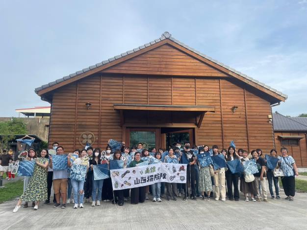 9.去（113）年「山海探險隊」走訪美濃菸仕物所舉辦台日青年交流活動，透過導覽認識農村行動與國際合作的實踐樣貌，並深入體驗美濃藍染文化，在跨文化對話中拓展多元視野。