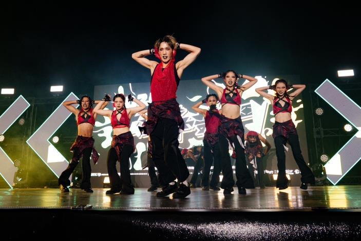 7.去(113)年在高雄流行音樂中心海音館舉行的「雄爭舞鬥」，吸引眾多舞林高手同場較勁爭奪冠軍寶座。