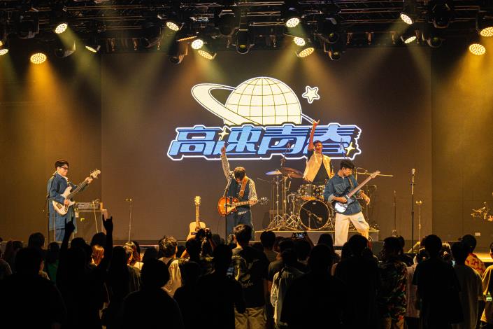 8.去(113)年培育樂團「聽聽就好」，以流行及獨特的曲風抓住聽眾的耳朵，吸引大量歌迷入場朝聖。