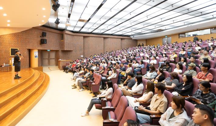 活動現場吸引逾百名青年參與，呱吉勉勵大家不要害怕迷惘，走出屬於自己的道路。