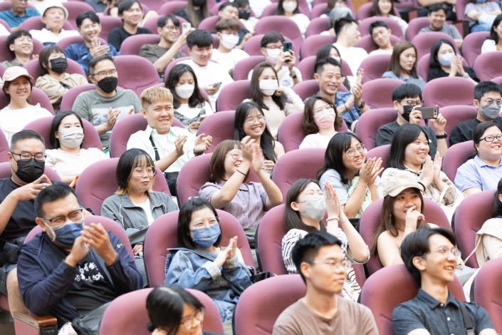 呱吉以幽默風趣的口吻分享自身職涯經歷，引起台下學員熱烈掌聲。