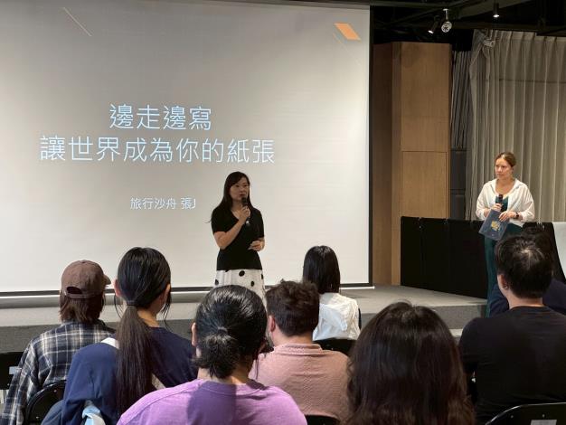 圖5：高市青年局主任秘書吳淑慧出席青年國際沙龍，鼓勵青年勇於挑戰、揮灑創意，從中培養跨文化理解與自我表達能力。