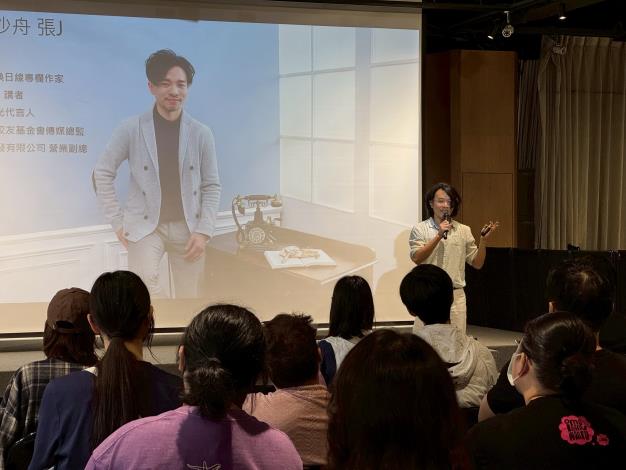 圖2：作家張人杰分享自身從工程師轉職為創作者的歷程，鼓勵青年勇於探索多元職涯路徑，並以文字作為理解世界與自我表達的媒介工具。