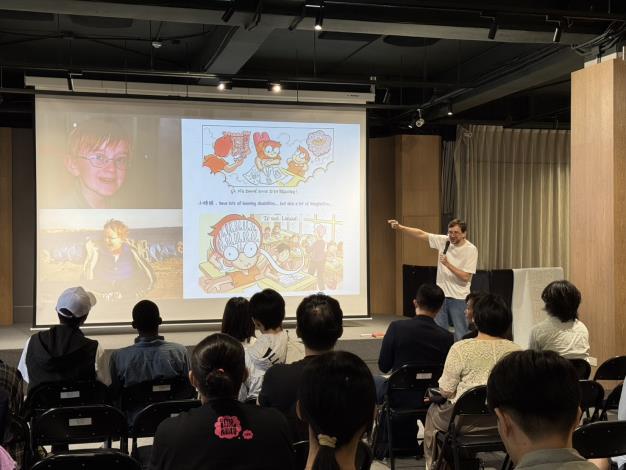 圖3：來自法國的藝術家克里斯（Christopher Boyd） 透過繪畫分享他眼中的台灣日常，引導青年從畫作中，以不同視角去欣賞生活中被忽略的美好。