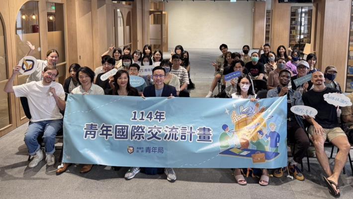 圖1：高市青年局「青年國際沙龍」首場講座於駁二Pinway八號倉庫登場，吸引眾多青年前來參與，共同展開一場跨文化創作對話。