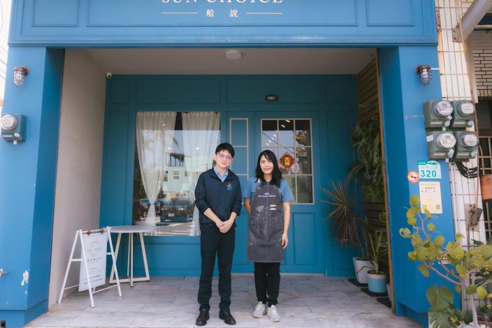 圖6.青年局長林楷軒（左）走訪高雄青創店家「船說」，負責人林惠勤（右）感謝青年局「雄挺利」利息補貼，讓一手創立的麵包店得以減輕成本壓力，發展更穩健。.JPG