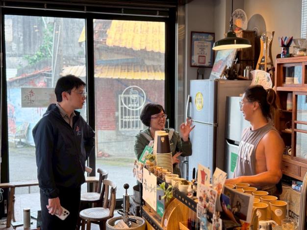 圖6：返鄉創辦「誰的咖啡 Hu’s Coffee」的胡庭瑞（右），向前來參訪的青年局長林楷軒（左）及副局長汪小芬（中）分享其創業歷程與空間理念，並談及曾於114年獲得青年局創業補助所帶來的助力。