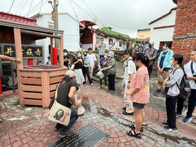 圖3：學員走讀赤崁聚落，探索在地百年活古井與充滿古意的歷史街區。