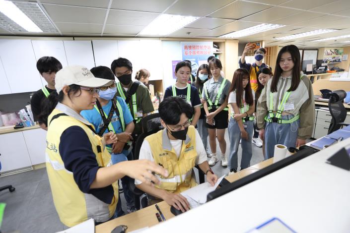 學員在航務人員的帶領下，走進值班台了解第一線航務員的工作內容。.JPG