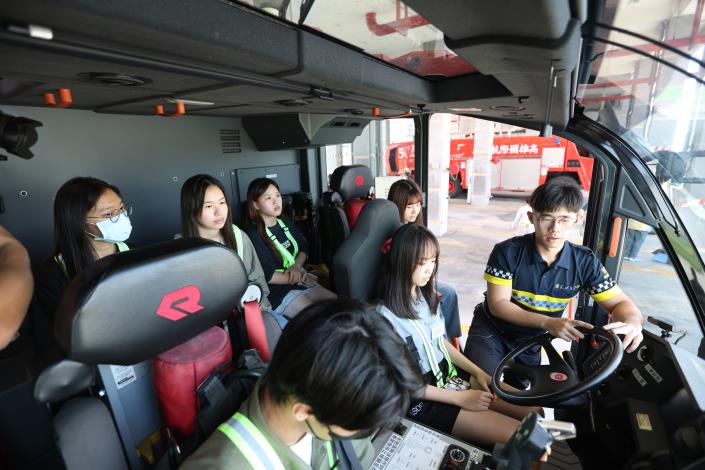 學員在消防車聆聽機場消防人員講解緊急應變任務，了解機場消防隊的重要及安全性。.JPG