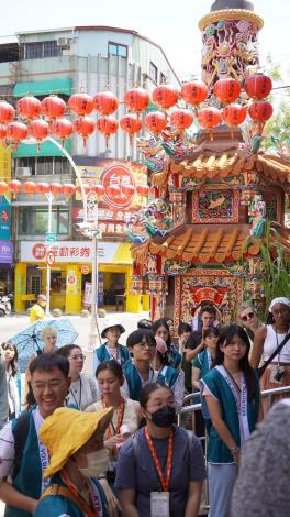 青年志工團帶領美籍教師走讀鹽埕街區，並探訪在地知名三山國王廟感受人文風情。