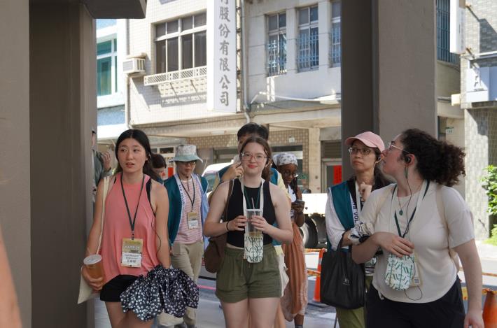 青年志工帶領美籍教師走讀鹽埕區，感受高雄的歷史脈動，體驗港都風情。