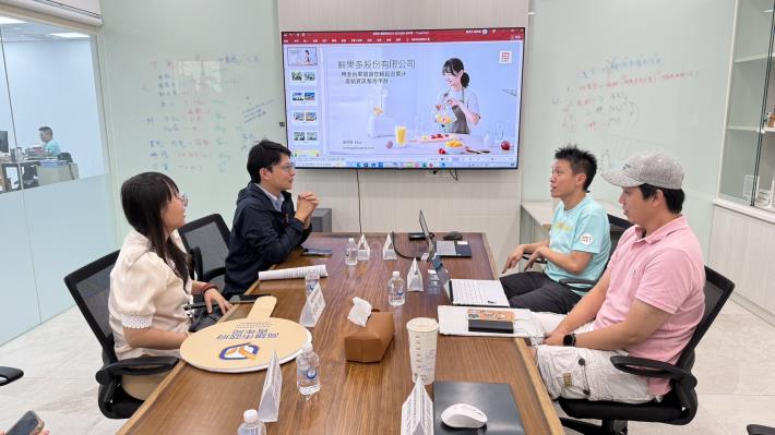 圖3. 「鮮果多」團隊向青年局長林楷軒（左二）介紹公司創業歷程，雙方還就青創補助、利息補貼及品牌輔導等相關資源交流彼此看法。