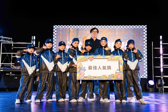 圖說1：高雄市長陳其邁（左）到場為選手加油，並頒發排舞賽網路人氣獎給「蘋果CALL」。_0