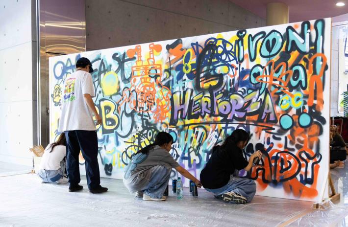 圖說9：賽事現場打造沉浸式街頭塗鴨牆，吸引許多民眾駐足打卡拍照。_0