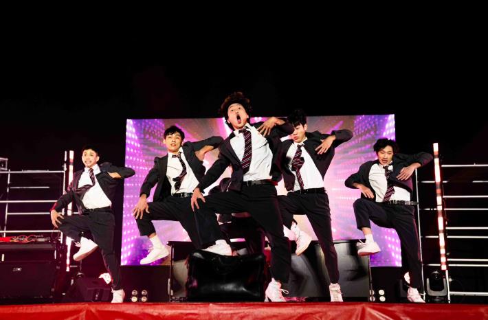 圖說5：排舞賽成人組冠軍隊Flame’n，以穩健技巧與完美隊形震撼全場。_0