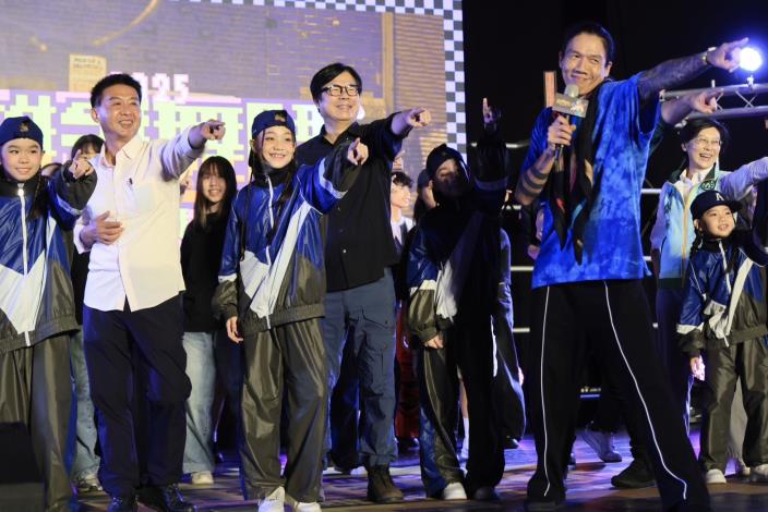 圖說2：高雄市長陳其邁（中）親臨現場為選手加油，並上台與選手共舞感受賽事的熱情活_0