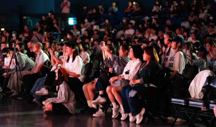 圖說3：觀眾熱情揮舞應援，為舞台選手獻上熱烈掌聲。_0