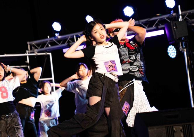 圖說8：K-POP即播即跳冠軍林恩妮展現驚人記憶力與舞感，精準對拍節奏的舞步，瞬間吸引_0