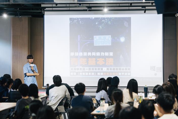 圖3.「社團法人臺灣青年民主協會」副理事長黃琳翔，以「青年民主實踐進程」為題和與會_0.JPG