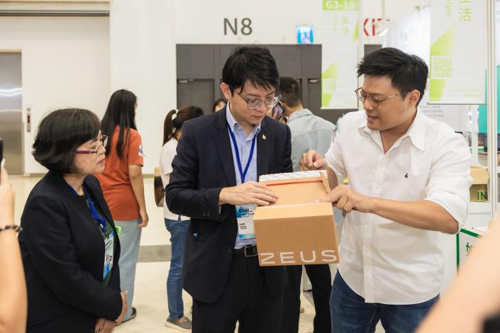 圖2.「富升包裝科技」展示免膠帶可循環的「拉拉紙箱」，協助中高端品牌打造綠色循環生態圈。