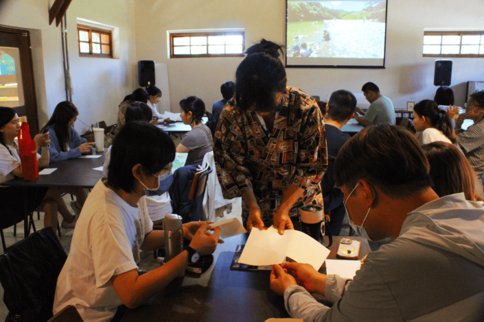 圖說三： 來自日本岐阜縣美濃市的寺田和紙工房寺田幸代老師(站立者)，帶領學員體驗傳統和紙工藝創作。