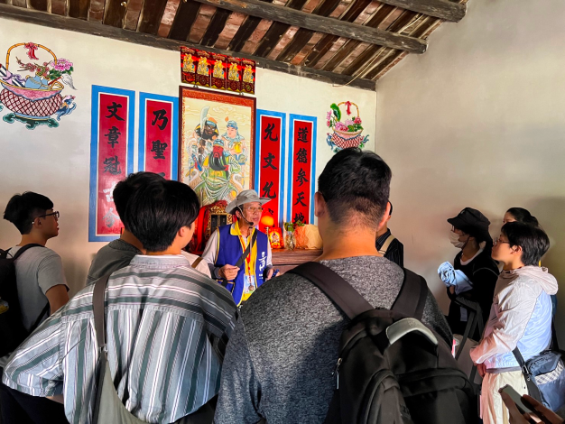 圖說一： 高市青年局「山海探險隊」帶領學員跟隨著高雄市客家文化導覽協會劉成海老師(藍色導覽背心) 的腳步，了解美濃在地文化。