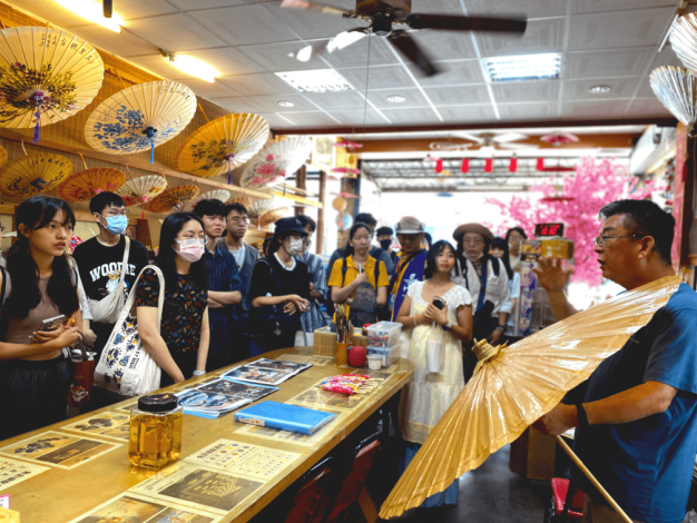 圖說二： 李家紙傘李明祥老師(右1)向學員講解，美濃客家紙傘的歷史淵源及象徵意義。