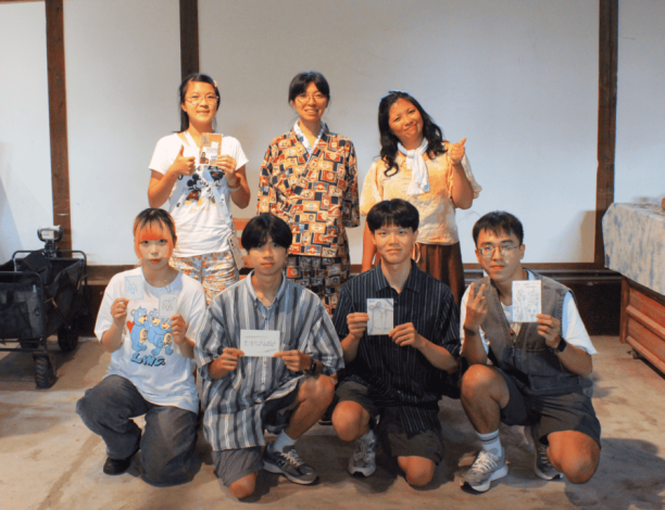 圖說四：  學員拿著和紙體驗成品與寺田幸代老師(後排中間)與小惟椋唯老師(後排右1)開心合影。