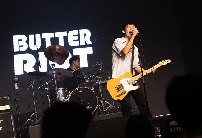 1. 本屆培育樂團「BUTTER RIOT」與滅火器鼓手「柯光」攜手創作〈Good Morning My Friend〉，以朋友的口吻給予勇氣與力量，打敗生活中的不順遂。