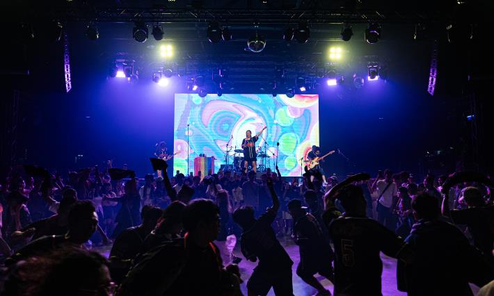 3.「P!SCO」以強烈節奏帶動全場熱舞，樂迷跟著音樂在現場開圈三次，氣氛嗨到最高點。