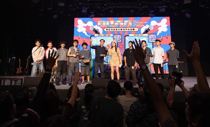 6. 高雄市長陳其邁將親自簽名的pick（吉他撥片）拋出送給現場觀眾，體驗音樂現場常見的拋pick文化。