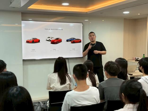 特斯拉展售中心人員向學員介紹車輛設計理念，以及如何將高科技與環保結合，加速全球運載工具朝可持續能源轉型的可能。