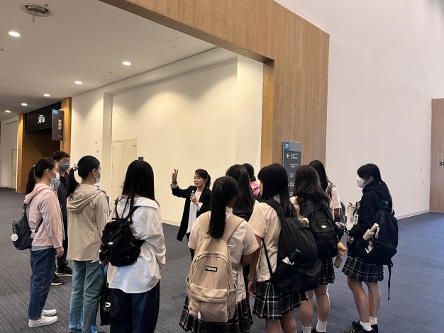 高雄展覽館派員帶領學員參訪館內設施，並透過案例與實務分享，講解展會從策劃、執行到落地的完整作業流程，幫助學員更加認識會展產業。.JPG