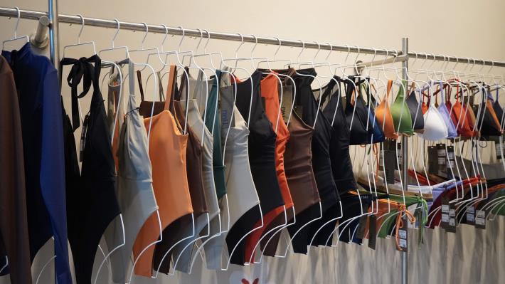 圖3. 「TIMU AQUA」以俐落剪裁與簡約配色，融入削肩、鏤空等設計巧思，打造符合亞洲女性曲線的時尚泳裝。.JPG