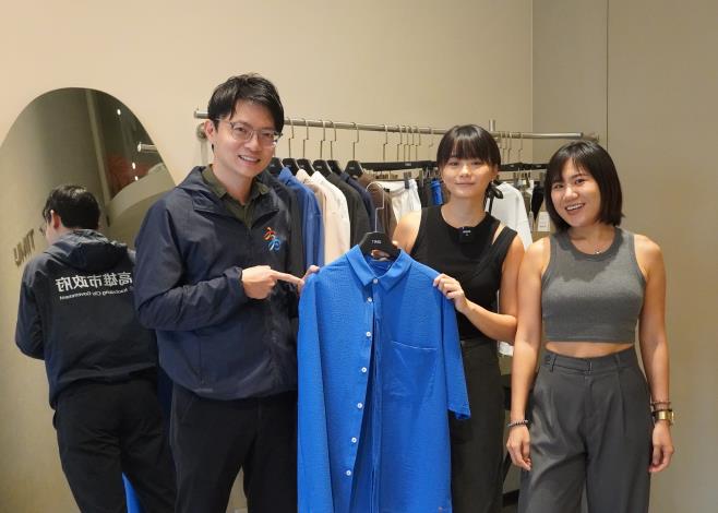 圖1.青年局局長林楷軒(左)親訪高雄時尚泳裝品牌「TIMU AQUA」，並與負責人黃瀞瑩(中)交流創業歷程。.JPG