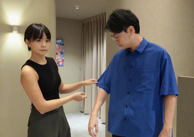 圖2.青年局局長林楷軒(右)在「TIMU AQUA」負責人黃瀞瑩(左)的介紹下，試穿品牌永續概念男裝。