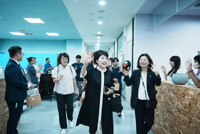 圖1.韓國水原市青年代表團今(27)日蒞臨高市青年局參訪，一進青年局受到同事熱烈歡迎。
