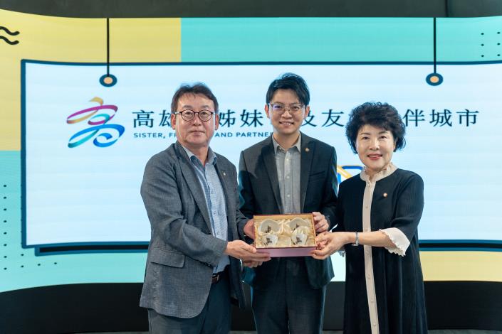 圖2. 青年局長林楷軒 (中)及水原市代表合影，期盼深化雙邊合作，促進青年國際交流。