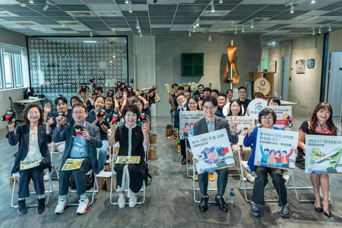 圖8. 韓國水原市青年代表團今(27)日蒞臨高市青年局參訪，除實地瞭解高雄創業環境和產業發展重點，也期盼雙方未來在青創領域攜手開創更多契機。