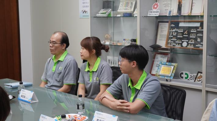 崑山科技大學機械系畢業、在「全球安聯」實習轉任正職的李奕瑨（右），和研發與品保部經理黃啟浩（左）、管理部副理蘇鈺容（中）一同出席，向到訪的高市青年局團隊分享職場實習經驗。