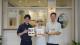 青年局長林楷軒(左)走訪青創店家「Her呷雞蛋糕」，與負責人柯至柔(中)及其丈夫(右)合影，並交流攤車輔導計畫心得。