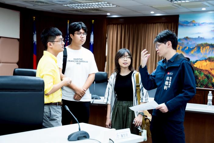 圖說六：會議結束青年局長林楷軒（右一）上前向新任的學生會長代表致意，並感謝積極參與公共事務的熱忱與行動力。