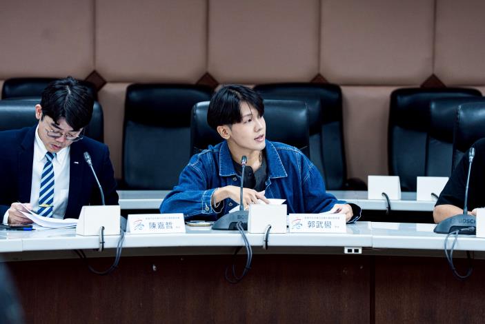 圖說三：青年委員郭武嚳等人提出「強化路燈認養韌性」，在會議中獲得市府局處的專業回應。