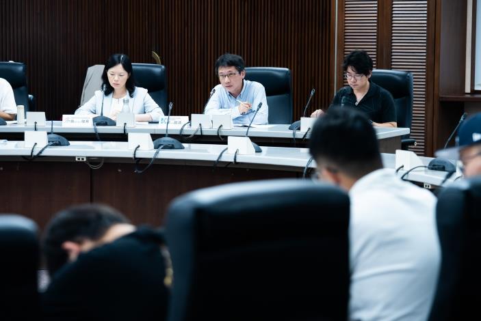 圖說五：高市府相關局處共同出席青年事務委員會，針對青委提出的問題逐一回覆說明。